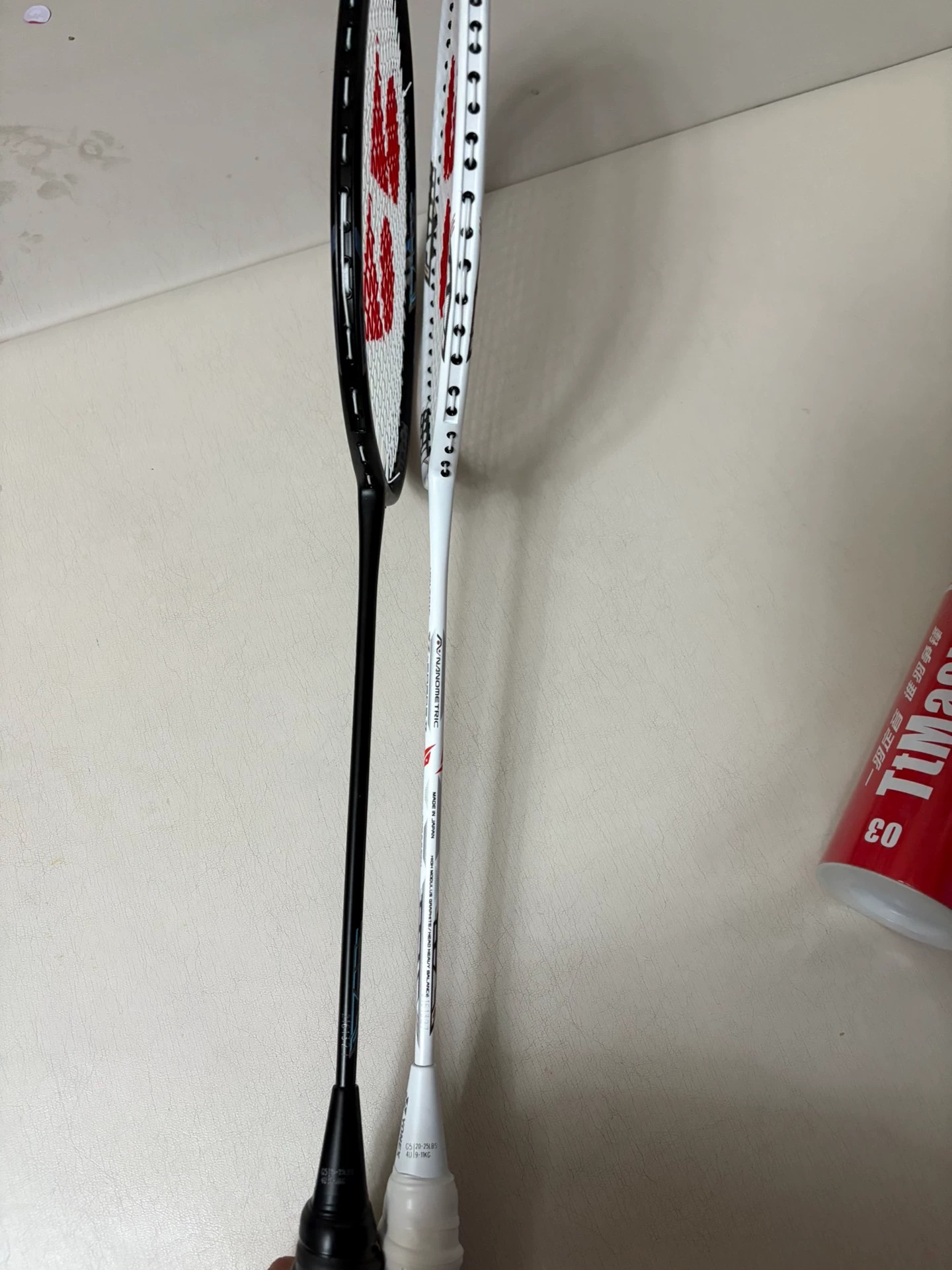 个人转让全新尤尼克斯超轻羽毛球拍 本人单位银行夏季运动会发的球拍，球拍是单位统一在体育用品店598一副购买的，一黑一白，球拍4u，全碳素，拉好线重量在83克左右